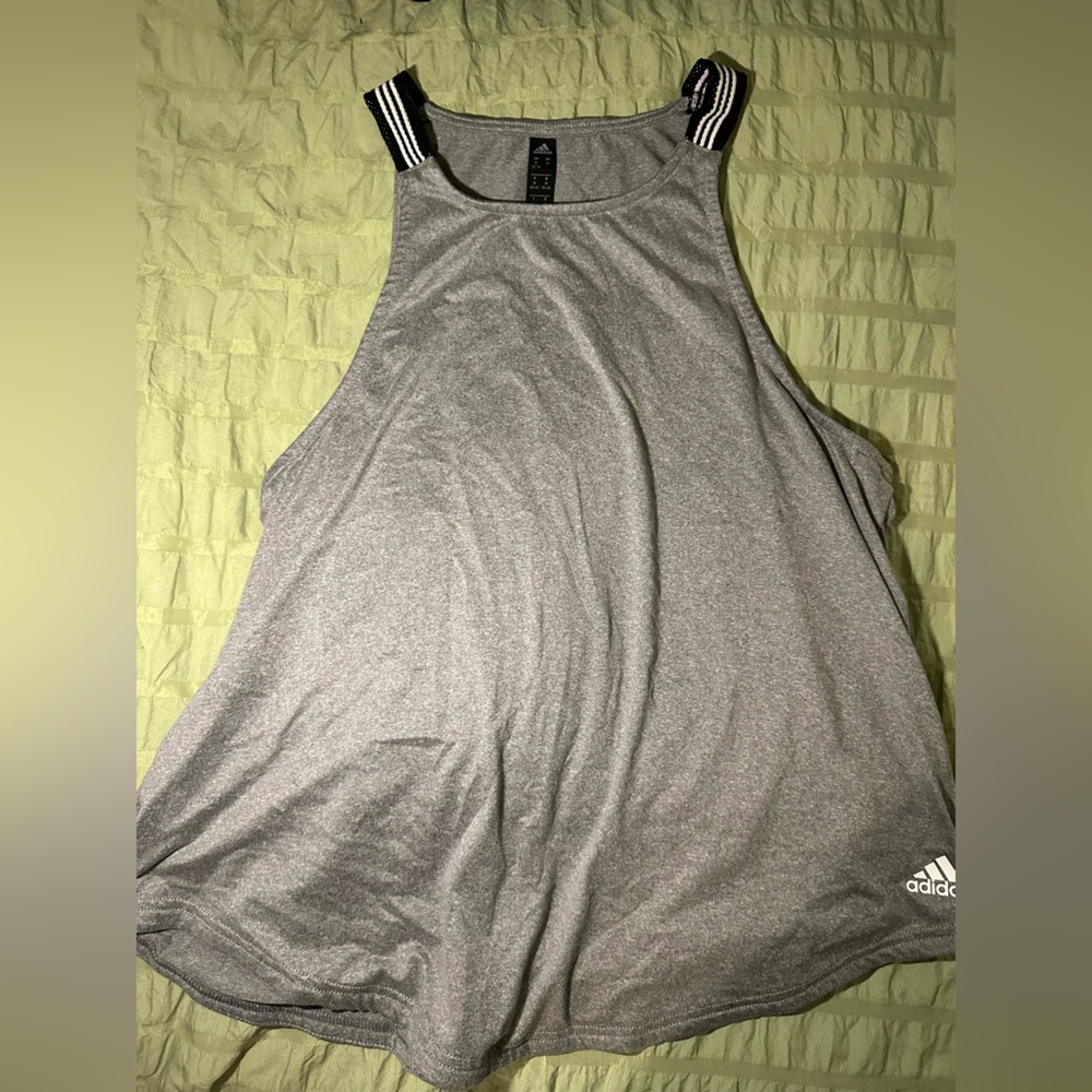 Adidas gray workout top women’s medium loose fit soft material great condition